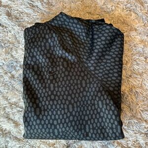 Nike Women’s therma-fit pullover hoodie. Size Small. Black w/charcoal gray.